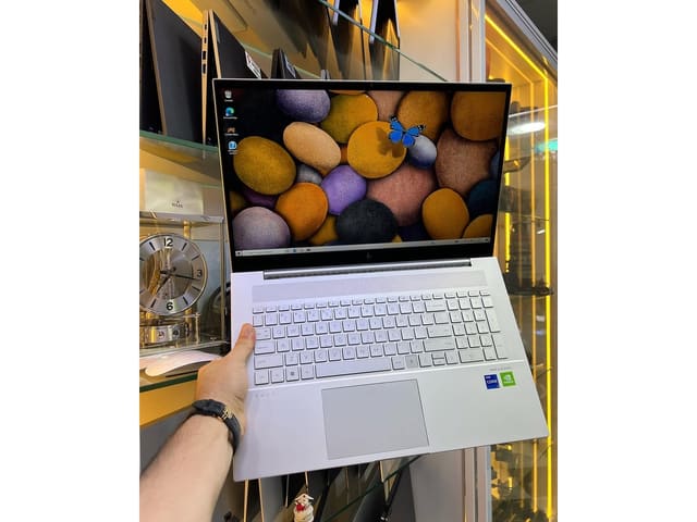 HP ENVY Laptop 17-cg0xxx - I7-1065G7 - 16GB - 256 - 17" - GeForce MX330