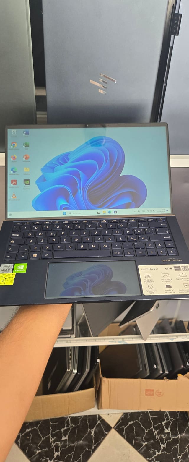 ASUSTeK COMPUTER INC. ZenBook UX334FLC_UX334FL - I7-10510U - 8GB - 256 - 13" (tactile), 6" (tactile) - GeForce MX250