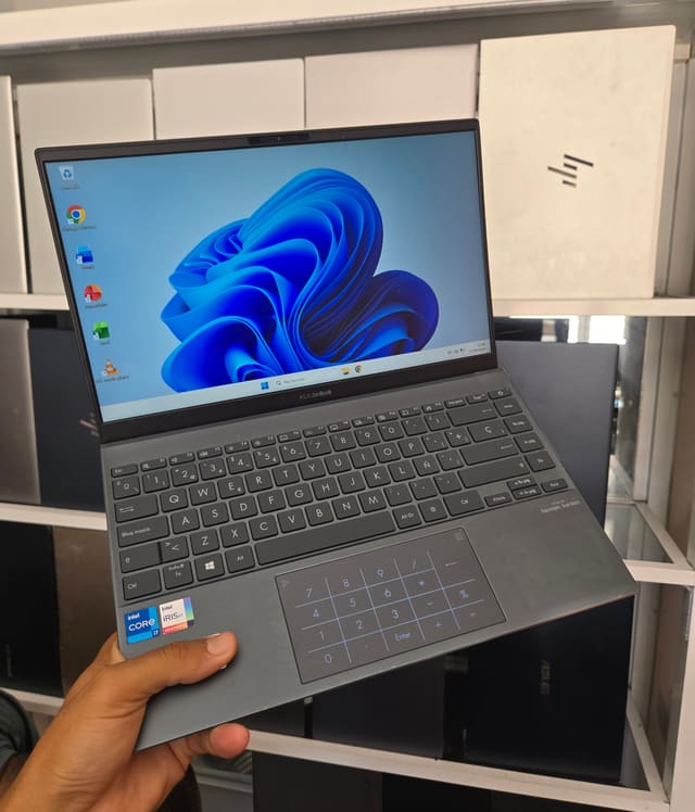 ASUSTeK COMPUTER INC. ZenBook UX425EA_UX425EA - I7-1165G7 - 16GB - 512 - 14"