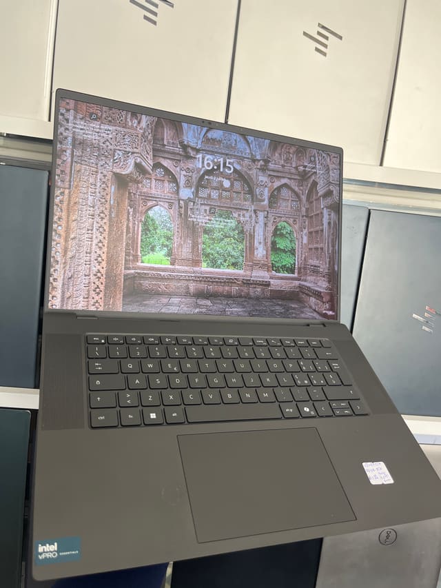 Dell Inc. Precision 5690 - Intel Core Ultra 7 155H - 32GB - 512 - 16" - RTX 1000 Ada Generation Laptop GPU