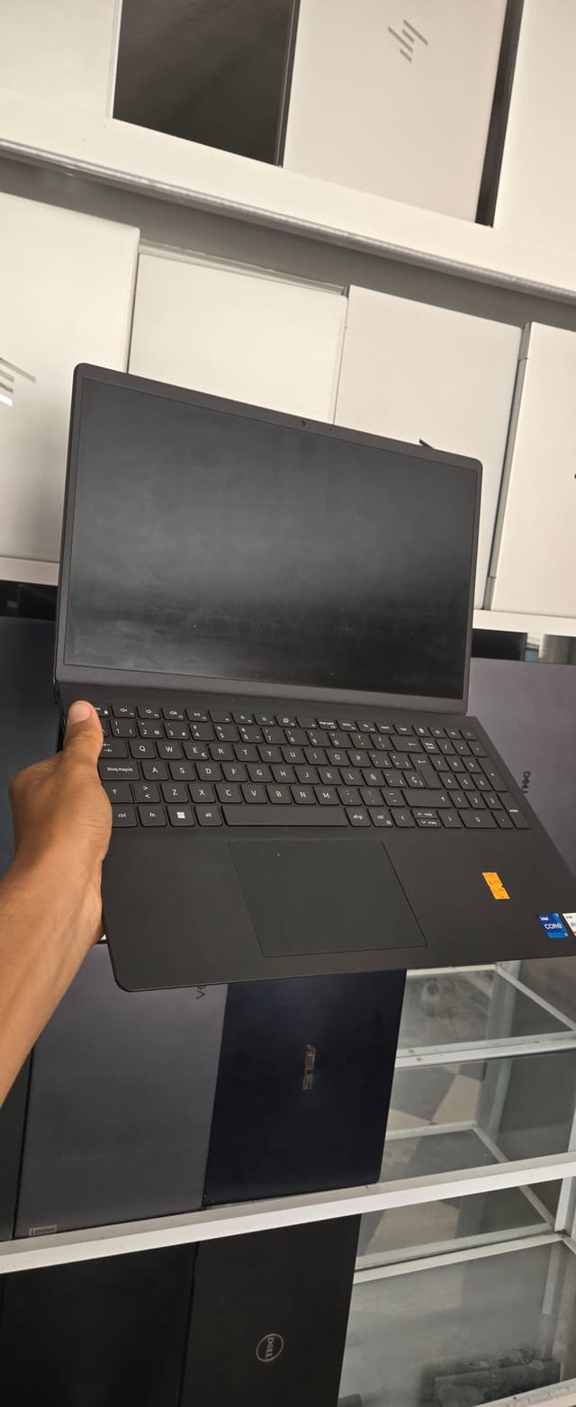 Dell Inc. Vostro 3520 - I7-1255U - 16GB - 512 - 15" - 120Hz
