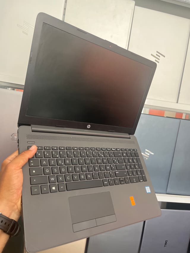 HP HP 250 G7 Notebook PC - I5-8265U - 4GB - 512 - 15"