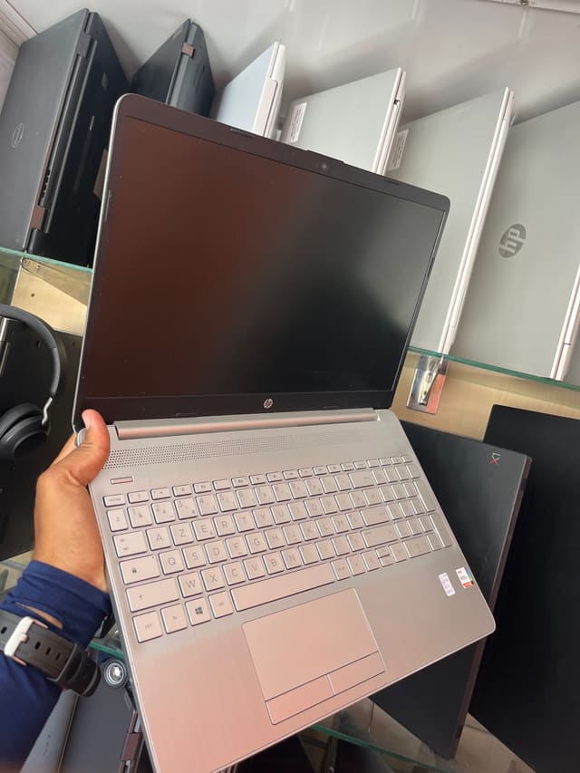HP HP Laptop 15-dw3xxx - I5-1135G7 - 8GB - 1024 - 15"