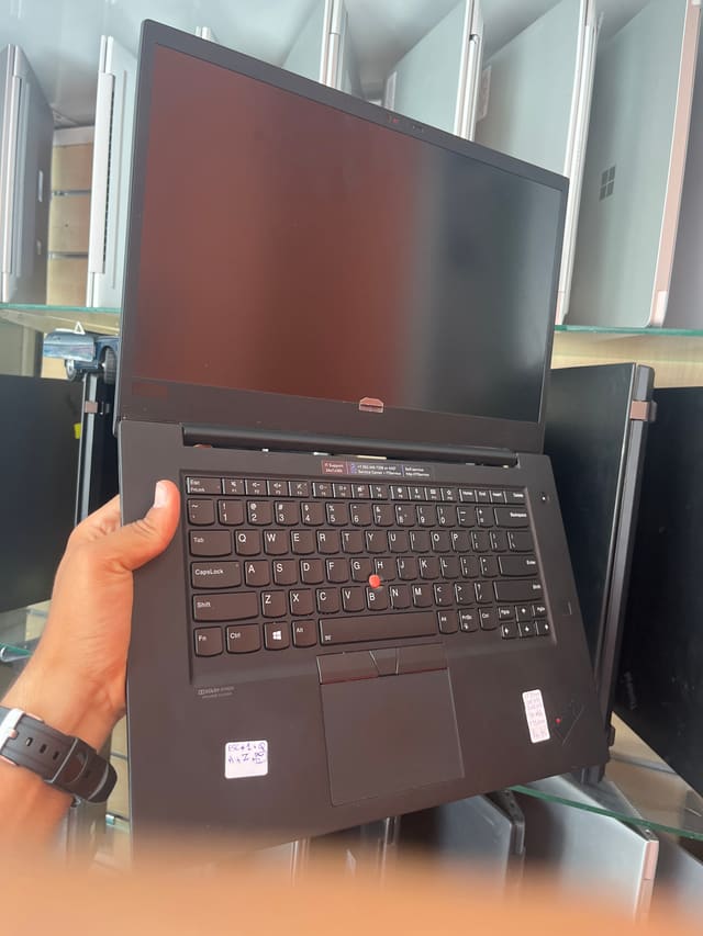 LENOVO ThinkPad P1 Gen 2 - I7-9850H - 32GB - 512 - 15" - Quadro T1000 / 91% (40Cy) - I7-9850H - 32GB - 512 - 15" - Quadro T1000 / 3840x2160 4K UHD