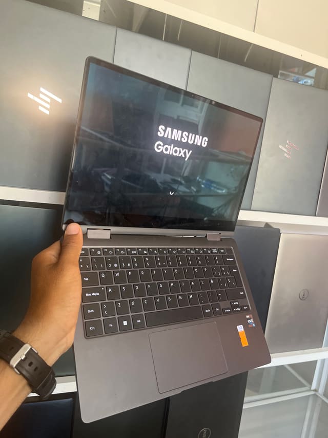 SAMSUNG  730QFG OLED - I5-1340P - 16GB - 512 - 13" (tactile)