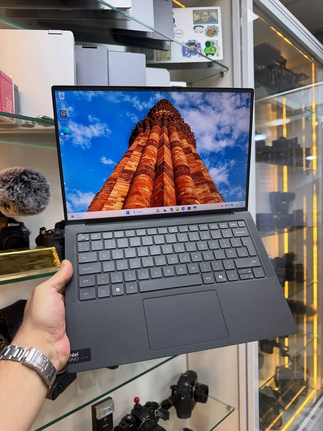 Dell Inc. Precision 5490 - Intel Core Ultra 7 165H - 32GB - 1024 - 14" - RTX 2000 Ada Generation Laptop GPU