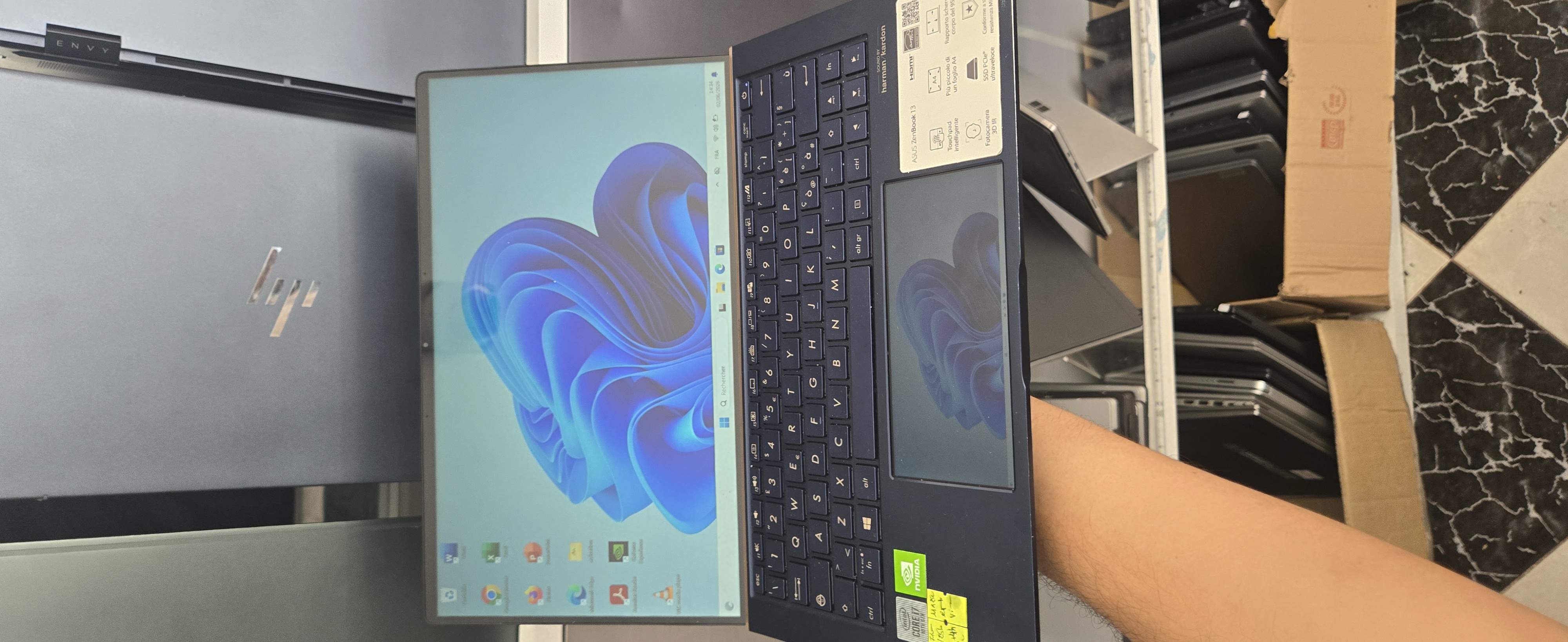 ASUSTeK COMPUTER INC. ZenBook UX334FLC_UX334FL - I7-10510U - 8GB - 256 - 13" (tactile), 6" (tactile) - GeForce MX250