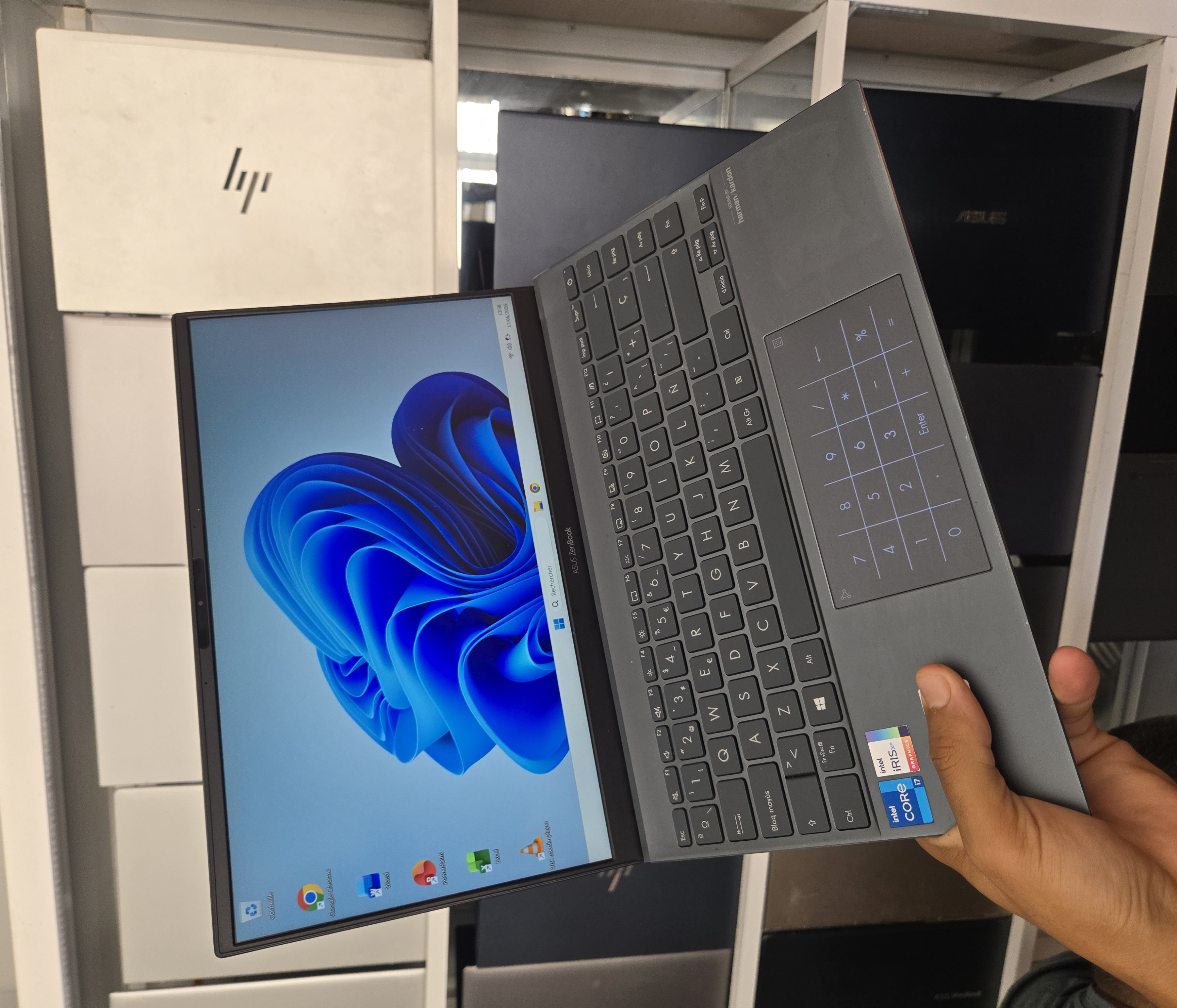 ASUSTeK COMPUTER INC. ZenBook UX425EA_UX425EA - I7-1165G7 - 16GB - 512 - 14"